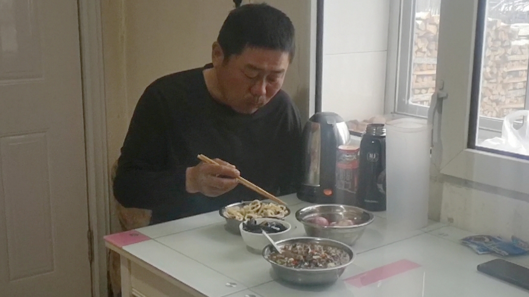 大雪纷飞的大兴安岭农村,来一碗肉丁蘑菇打卤手擀面,吃着暖乎乎